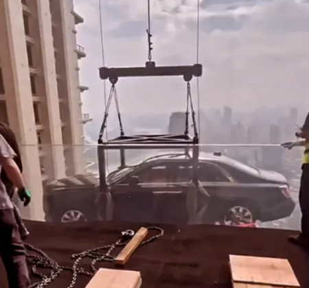 صيني يضع سيارة "رولز رويس" في شرفة شقته